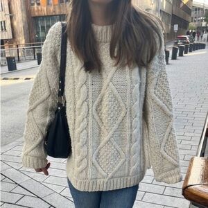 iconic white chunky rory gilmore sweater size L